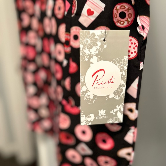maevn • Prints Collection Heart Donut Scrub Top NWT - Picture 2 of 3